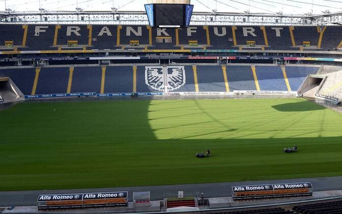 15.08.2013, xjhx, Fussball, 1.Bundesliga, Eintracht Frankfurt Training, v.l. Der frisch eingesäte Rasen in der Commerzbank Arena wird gerade gemäht.