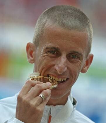 ITAR-TASS: MOSCOW, RUSSIA. AUGUST 15, 2013. Gold medal winner, Ireland s Robert Heffernan bites his medal during the medal ceremony for the men s 50km walk at Luzhniki on Day 6 of the 14th IAAF World Championships in Athletics.  premiumd RE125744