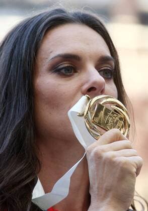 ITAR-TASS: MOSCOW, RUSSIA. AUGUST 15, 2013. Gold medal winner, Russia s Yelena Isinbayeva kisses her medal during the medal ceremony for the women s pole vault final at Luzhniki on Day 6 of the 14th IAAF World Championships in Athletics.  premiumd RE125719
