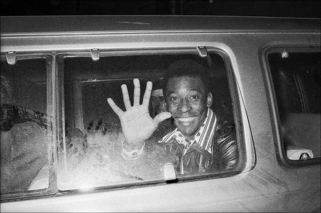 July 17, 1975, New York, New York, USA: Brazilian soccer star Pele plays with the New York Cosmos at Randall s Island, Pele waves from a car as he departs following the game xVIxAllanxTannenbaum HollandsexHoogtxIVx