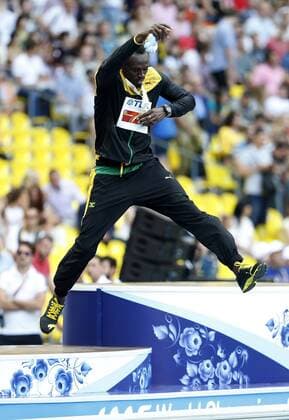 Usain Bolt of Jamaica celebrates after the awarding ceremony for the men s 4x100 metres relay of the 14th IAAF World Athletics Championships Moscow 2013 at Luzhniki Stadium in Moscow, Russia, on Aug. 18, 2013. Jamaica claimed the title with 37.36 seconds. (Xinhua Wang Lili) (SP)RUSSIA-MOSCOW-ATHLETICS-IAAF WORLD CHAMPIONSHIPS 