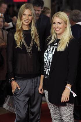 v.li:Sarah BRANDNER (Freundin von Bastian SCHWEINSTEIGER ) mit Claudia LAHM (von Philipp). Filmpremiere Wembley - Football is coming hoam am 19.08.2013 im Mathaeser Kino in München.Roter Teppich,Red Carpet. Fussball,FC Bayern München,Dokumentarfilm.Film,Kino.