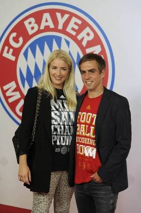 v.li:Philipp LAHM mit Ehefrau Claudia. Filmpremiere Wembley - Football is coming hoam am 19.08.2013 im Mathaeser Kino in München.Roter Teppich,Red Carpet. Fussball,FC Bayern München,Dokumentarfilm.Film,Kino.