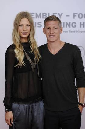 Bastian SCHWEINSTEIGER (Bayern München) mit Freundin Sarah BRANDNER. Filmpremiere Wembley - Football is coming hoam am 19.08.2013 im Mathaeser Kino in München.Roter Teppich,Red Carpet. Fussball,FC Bayern München,Dokumentarfilm.Film,Kino.