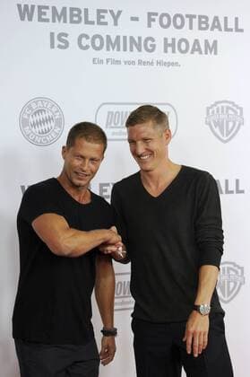v.li: Till SCHWEIGER (Schauspieler) mit Bastian SCHWEINSTEIGER (Bayern München). Filmpremiere Wembley - Football is coming hoam am 19.08.2013 im Mathaeser Kino in München.Roter Teppich,Red Carpet. Fussball,FC Bayern München,Dokumentarfilm.Film,Kino.