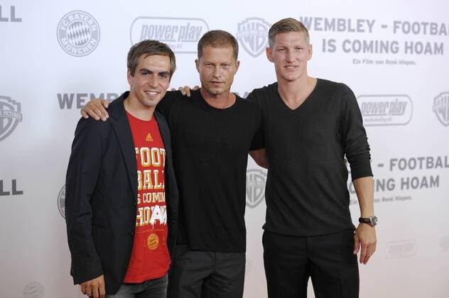 v.li: Philipp LAHM (Bayern München),Till SCHWEIGER (Schauspieler) ,Bastian SCHWEINSTEIGER (Bayern München). Filmpremiere Wembley - Football is coming hoam am 19.08.2013 im Mathaeser Kino in München.Roter Teppich,Red Carpet. Fussball,FC Bayern München,Dokumentarfilm.Film,Kino.