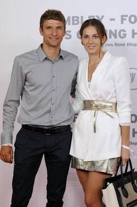 Thomas MUELLER (MÜLLER,Bayern München) mit Ehefrau Lisa.. Filmpremiere Wembley - Football is coming hoam am 19.08.2013 im Mathaeser Kino in München.Roter Teppich,Red Carpet. Fussball,FC Bayern München,Dokumentarfilm.Film,Kino.