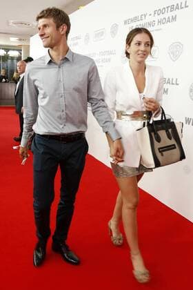 Thomas Müller mit Ehefrau Lisa bei der Weltpremiere des Dokumentarfilms Wembley - Football is coming hoam im Mathäser Filmpalast. München, 19.08.2013 Foto:xD.xBedrosianx xFuturexImage