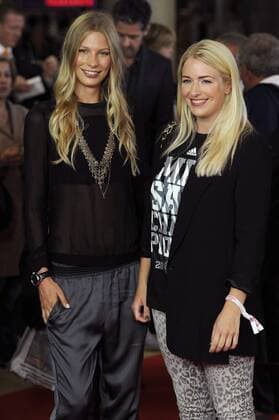 v.li:Sarah BRANDNER (Freundin von Bastian SCHWEINSTEIGER ) mit Claudia LAHM. Filmpremiere Wembley - Football is coming hoam am 19.08.2013 im Mathäser Kino in München.Roter Teppich,Red Carpet. Fussball,FC Bayern München,Dokumentarfilm.Film,Kino.