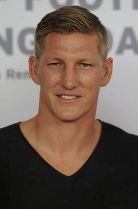 Bastian SCHWEINSTEIGER (Bayern München),Einzelbild,angeschnittenes Einzelmotiv,Portraet,Portrait,Porträt,zivil,privat. Filmpremiere Wembley - Football is coming hoam am 19.08.2013 im Mathäser Kino in München.Roter Teppich,Red Carpet. Fussball,FC Bayern München,Dokumentarfilm.Film,Kino.