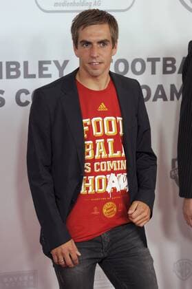Philipp LAHM (Bayern München),Einzelbild,angeschnittenes Einzelmotiv,HAlbfigur,halbe Figur,zivil,privat. Filmpremiere Wembley - Football is coming hoam am 19.08.2013 im Mathäser Kino in München.Roter Teppich,Red Carpet. Fussball,FC Bayern München,Dokumentarfilm.Film,Kino.