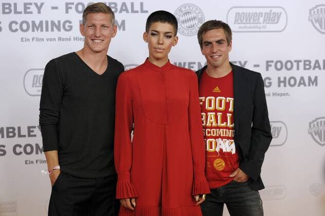 v.li:Bastian SCHWEINSTEIGER,Frida Gold (Sängerin Alina Süggeler),Philipp LAHM, Filmpremiere Wembley - Football is coming hoam am 19.08.2013 im Mathäser Kino in München.Roter Teppich,Red Carpet. Fussball,FC Bayern München,Dokumentarfilm.Film,Kino.