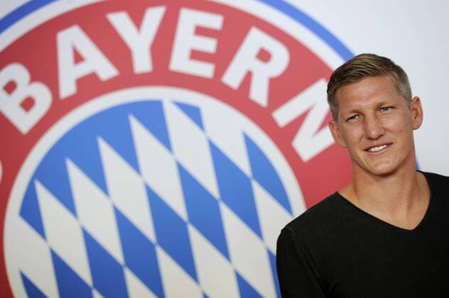Bastian SCHWEINSTEIGER (Bayern München),Einzelbild,angeschnittenes Einzelmotiv,Portraet,Portrait,Porträt ,vor Bayern Vereinswappen,Logo. Filmpremiere Wembley - Football is coming hoam am 19.08.2013 im Mathäser Kino in München.Roter Teppich,Red Carpet. Fussball,FC Bayern München,Dokumentarfilm.Film,Kino.