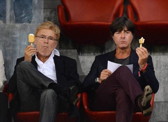 FUSSBALL INTERNATIONAL UEFA EUROPA LEAGUE SAISON 2013 2014 Qualifikation Grasshopper Club Zürich - AC Florenz 22.08.2013 Bundestrainer Joachim Löw (re, Deutschland) mit Eis und DFB Scout Urs Siegenthaler (li) beobachten Mario Gomez (AC Florenz) 