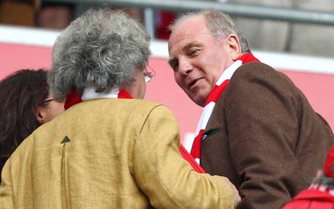 Samstag 11.05.2013, 1. Bundesliga Saison 12 13 - 33. Spieltag in München, FC Bayern München - FC Augsburg 3:0, Präsident und Aufsichtsratsvorsitzender Uli Hoeness (FCB) re. im Gespraech mit Helmut Markwort li. DeFodi028