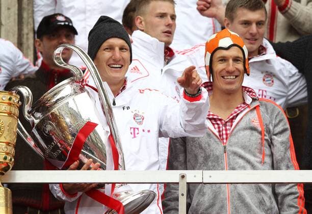 Fußball, FC Bayern München, Champions League Sieger 2013 Samstag 02.06.2013, 1. Bundesliga Saison 12 13 Der FC Bayern München feiert das Triple auf dem Rathausbalkon am Marienplatz in München - Bastian Schweinsteiger (FCB) mit Arjen Robben (FCB) DeFodi038