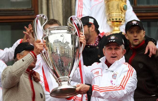 Fußball, FC Bayern München, Champions League Sieger 2013 Samstag 02.06.2013, 1. Bundesliga Saison 12 13 Der FC Bayern München feiert das Triple auf dem Rathausbalkon am Marienplatz in München - Trainer Jupp Heynckes (FCB) DeFodi038