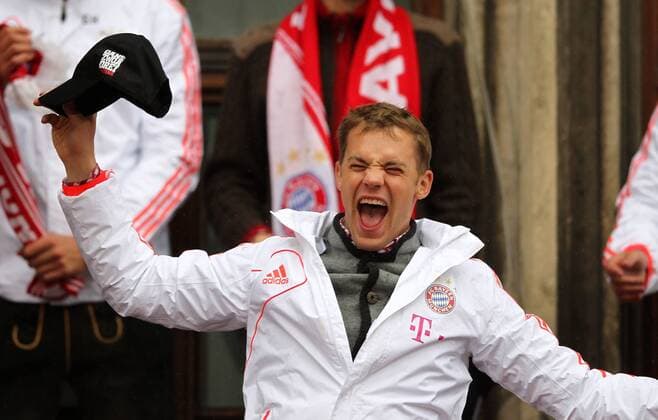 Samstag 02.06.2013, 1. Bundesliga Saison 12 13 Der FC Bayern München feiert das Triple auf dem Rathausbalkon am Marienplatz in München - Torwart Manuel Neuer (FCB) DeFodi038
