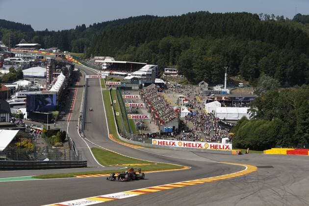 Motorsports: FIA Formula One World Championship 2013, Grand Prix of Belgium, 1 Sebastian Vettel (GER, Infiniti Red Bull Racing), in der Eau Rouge Kurve xHOCHxZWEIx