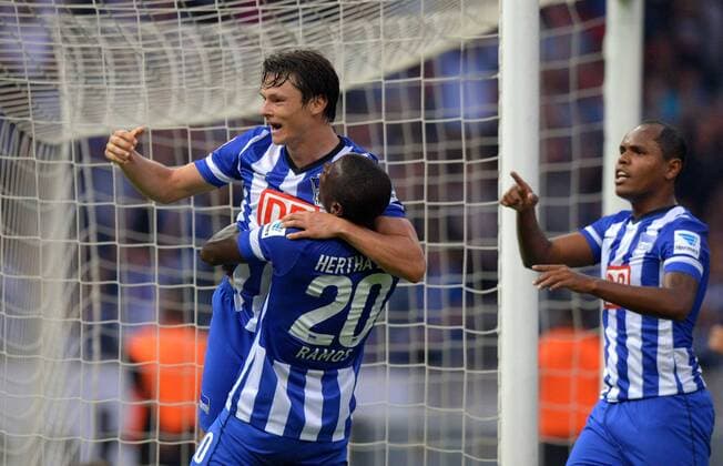 24. August 2013: Berlin, Olympiastadion: Fussball 1. Bundesliga, 3. Spieltag: Hertha BSC - Hamburger SV: Herthas Nico Schulz (l), Adrian Ramos und Ronny jubeln über den Treffer zum 1:0 trifft.