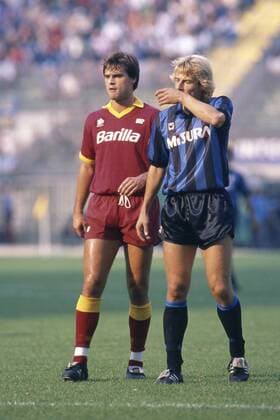 Thomas BERTHOLD, links, Deutschland, Fussballspieler, AS Rom, steht neben Juergen KLINSMANN, Jürgen, Inter Mailand, in dem Spiel Inter Mailand - AS Rom 3:0 am 01.10.1989 in Mailand, Â
