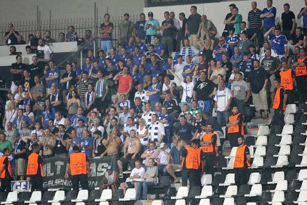 Fussball Champions League Playoff PAOK Thessaloniki - Schalke 04 am 27.08.2013 im Stadion PAOK in Thessaloniki Fanblock FC schalke 04