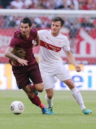 Fußball Herren UEFA Europa League Saison 2013 2014 Play-Offs Rückspiel VfB Stuttgart vs. HNK Rijeka : von links: Nikola Pokrivac ( Rijeka ) William Kvist ( VFB )