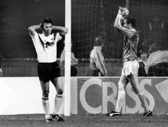 Lothar Matthäus (BR Deutschland) enttäuscht neben Torwart Thomas Ravelli (Schweden)