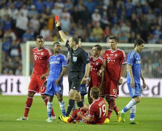 30.08.2013, Fussball, UEFA-Supercup 2013, Finale im Eden-Stadion in Prag, Bayern München - FC Chelsea London, Ashley Cole (Chelsea) - Schiedsrichter Jonas Eriksson (SWE) zeigt die rote Karte