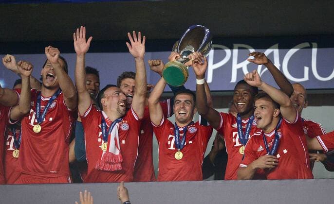 FUSSBALL SUPERCUP FINALE 2013 in Prag FC Bayern München - FC Chelsea London 30.08.2013 Daniel van Buyten, Franck Ribery, Philipp Lahm, David Alaba und Xherdan Shaqiri (v.l., alle FC Bayern München) jubeln mit dem Supercup 