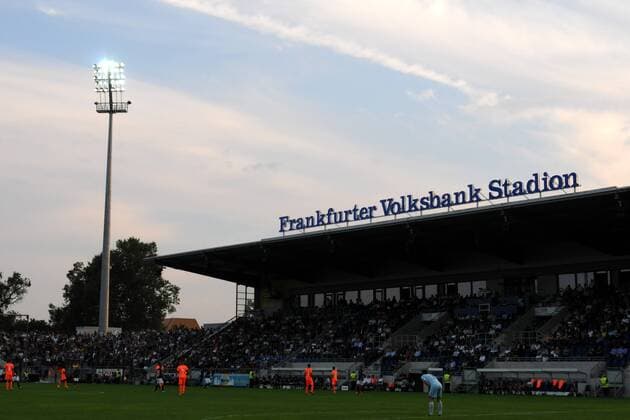 Fußball, Stadiongeschichte FSV Frankfurt 30.08.2013 Frankfurt am Main, Volksbankstadion, Saison 2013 2014, 2. Bundesliga FSV Frankfurt Die Haupttribüne des Frankfurter Volksbank Stadion, Flutlicht