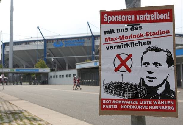 31.08.2013 - Fussball - Saison 2013 2014 - 1. Fussball - Bundesliga - 04. Spieltag: 1. FC Nürnberg Nürnberg FCN - FC Augsburg FCA - DaMa - Wahlplakate der Initiative - Max-Morlock-Stadion - Jetzt! vor dem Stadion Grundig Arena - mit dem Text: Sponsoren vertreiben! mit uns das Max-Morlock-Stadion verwirklichen. Rot-Schwarze Liste Wählen - Partei Nordkurve Nürnberg Mit Stadionhintergrund und Logo des Grundig-Stadions