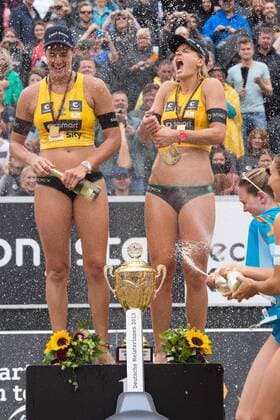 Deutsche Meisterschaft Beachvolleyball, Siegerehrung 31.08.13, Timmendorfer Strand 1. Platz Gold Goldmedaille Deutsche Meister: Kira Walkenhorst Laura Ludwig (Hamburger SV) bei der Sektdusche