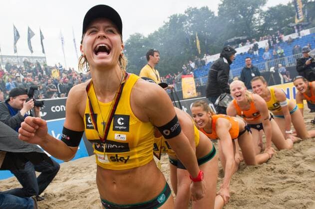 Deutsche Meisterschaft Beachvolleyball, Siegerehrung 31.08.13, Timmendorfer Strand Laura Ludwig führt die Raupe an