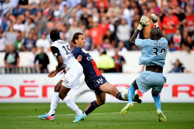 Zlatan Ibrahimovic (psg) - Mamadou Samassa (gui) FOOTBALL : Paris SG vs Guingamp - Ligue 1 - 31 08 2013 AnthonyBIBARD FEP Panoramic 