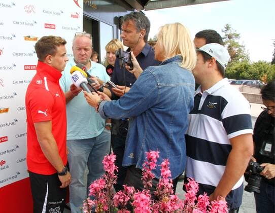 02.09.2013 Feusisberg (SUI) Zusammenkunft der Schweizer Fussball Nationalmannschaft .Bild zeigt Xherdan Shaqiri im Gespräch mit der Schweizer Presse 