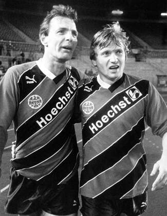 Jubel von Karl Heinz Charly Körbel (li.) und Lajos Detari (beide Eintracht Frankfurt)