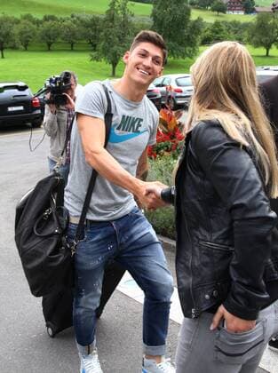 02.09.2013 Feusisberg (SUI) Zusammenkunft der Schweizer Fussball Nationalmannschaft .Bild zeigt Steven Zuber begrüsst eine Schönheit 