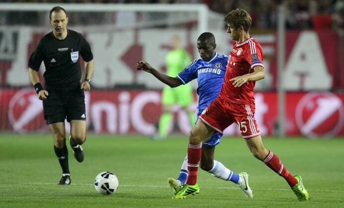 Super Cup soccer match FC Chelsea vs FC Bayern Munich, Prague, Czech Republic, August 30, 2013. From left Ashley Cole of Chelsea and Thomas Muller of Bayern. (CTKxPhoto MichalxKamaryt) CTKPhotoF201308310537701  kmt archiv