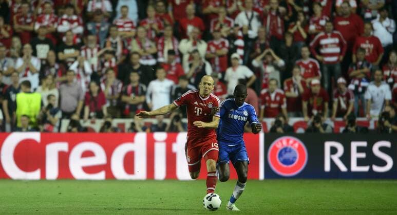 Super Cup soccer match FC Chelsea vs FC Bayern Munich, Prague, Czech Republic, August 30, 2013. From left Arjen Robben of Bayern and Ashley Cole of Chelsea. (CTKxPhoto MichalxKamaryt) CTKPhotoF201308310581801  kmt archiv
