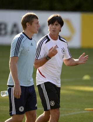 03.09.2013, Deutsche Nationalmannschaft Saison 2013 2014, Training vor dem Länderspiel Deutschland - Österreich, in München. v.li: Toni Kroos (Deutschland) und Trainer Joachim Löw (Deutschland).