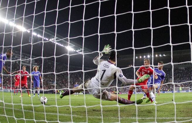 Fussball, Finale, Endspiel, UEFA-Supercup, Saison 2013 2014, Herren, 30.08.2013, FC Bayern München - FC Chelsea London 5-4 nach Elfmeterschießen, 2-2 nach Verlängerung, v.l. Parade, Rettungsaktion, klärt Ball, wehrt Ball ab, Petr Cech, FC Chelsea London, Xherdan Shaqiri, FC Bayern München, Branislav Ivanovic, FC Chelsea London, Aktion, Zweikampf, Spielszene, action, Hintertorkamera, Hintertoraufnahme,