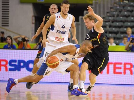 Basketball Ljubljana 04.09.2013 Eurobasket 2013 Europameisterschaften der Herren Frankreich (FRA) - Deutschland (GER) Tony Parker (Frankreich, No.09) Per Günther (Deutschland, No.06) Joffrey Lauvergne (Frankreich, No.04)