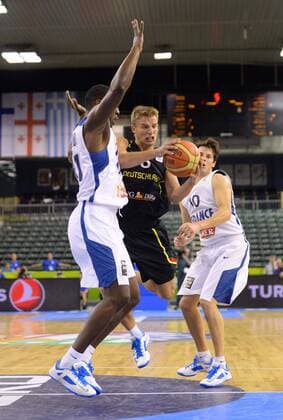 Basketball Ljubljana 04.09.2013 Eurobasket 2013 Europameisterschaften der Herren Frankreich (FRA) - Deutschland (GER) Heiko Schaffartzik (Deutschland, No.08) Thomas Heurtel (Frankreich, No.10) Florent Pietrus (Frankreich, No.11)