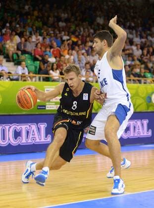 Basketball Ljubljana 04.09.2013 Eurobasket 2013 Europameisterschaften der Herren Frankreich (FRA) - Deutschland (GER) Heiko Schaffartzik (Deutschland, No.08) Antoine Dito (Frankreich, No.06)