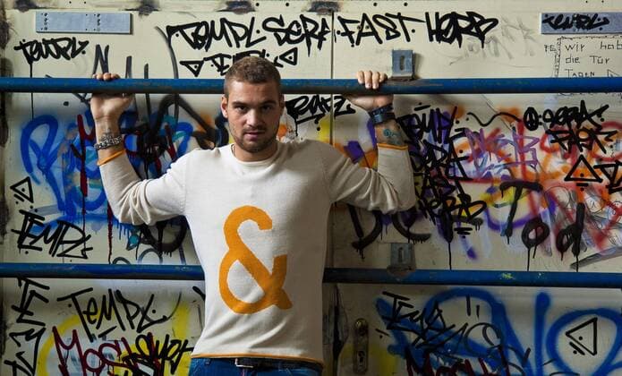 15.08.2013, Herne Hamburg, Fussball, 1. Bundesliga, Fotoshooting Pierre-Michel Lasogga (HSV) in einer alten Fabrikhalle in Herne NRW. Pierre-Michel Lasogga (HSV), Graffiti, Spray, Sprayer, bunt, Farbe, Wandmalerei, Kunst, Künstler