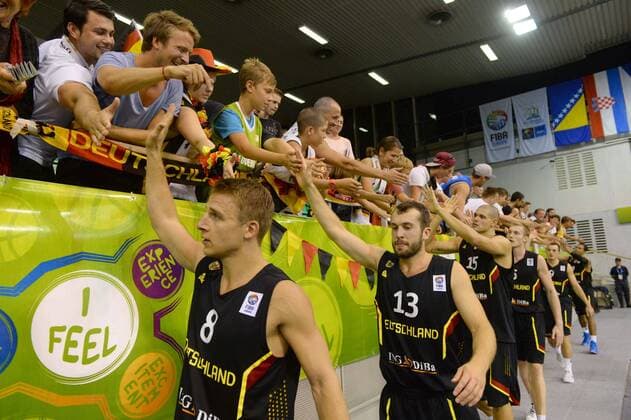Basketball Ljubljana 04.09.2013 Eurobasket 2013 Europameisterschaften der Herren Frankreich (FRA) - Deutschland (GER) Jubel GER Heiko Schaffartzik (Deutschland, No.08) Bastian Doreth (Deutschland, No.13) Maik Zirbes (Deutschland, No.15) GER Fans