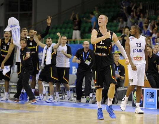 Basketball Ljubljana 04.09.2013 Eurobasket 2013 Europameisterschaften der Herren Frankreich (FRA) - Deutschland (GER) Jubel GER Robin Benzing (Deutschland, No.12)