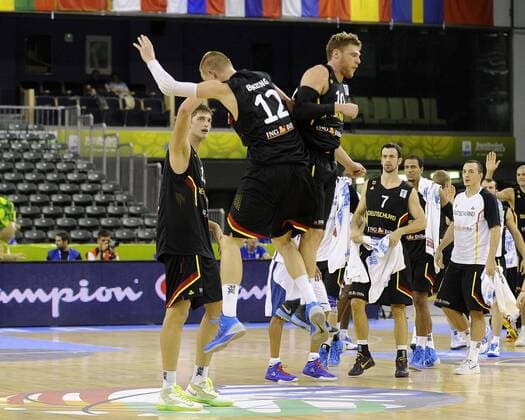 Basketball Ljubljana 04.09.2013 Eurobasket 2013 Europameisterschaften der Herren Frankreich (FRA) - Deutschland (GER) Jubel GER Robin Benzing (Deutschland, No.12) Tibor Pleiß Pleiss (Deutschland, No.11) Lucca Steiger (Deutschland, No.10)