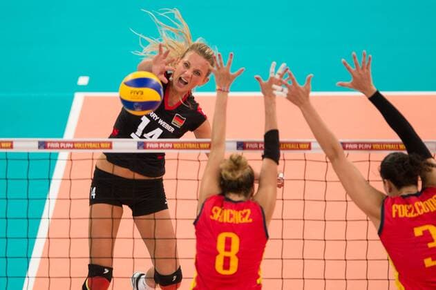 Volleyball, Europameisterschaft 2013, Deutschland vs. Spanien 06.09.13, Gerry-Weber-Stadion, Halle Westfalen Angriff Margareta Kozuch ( 14 GER) - Block Doppelblock Diana Sanchez ( 8 ESP), Maria Isabel Fernandez Conde ( 3 ESP)